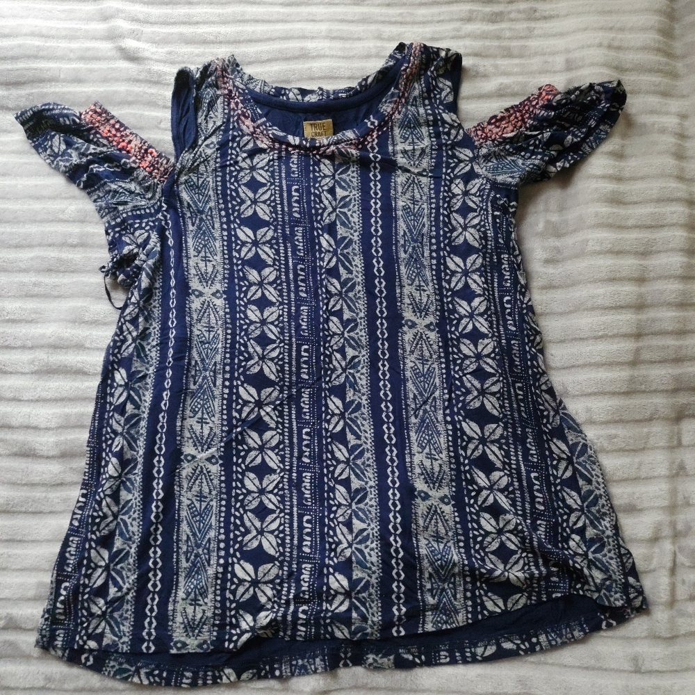 Cut-out shoulder small top